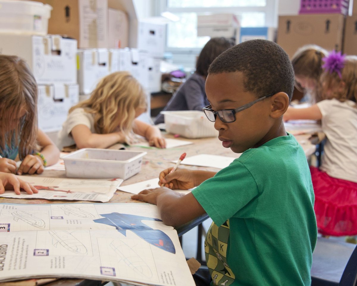 A tutor working one to one with a primary school pupil